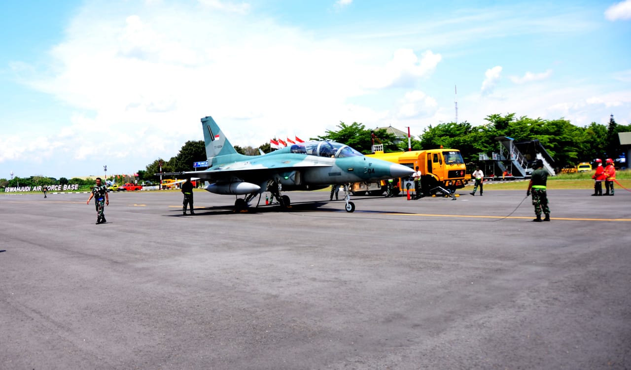 SEMBILAN PESAWAT TEMPUR F-16 DAN T-50i LAKSANAKAN HOT PIT REFUELING DALAM RANGKAIAN LATIHAN MISSION ORIENTED TRAINING (MOT) TA 2025 DI LANUD ISWAHJUDI