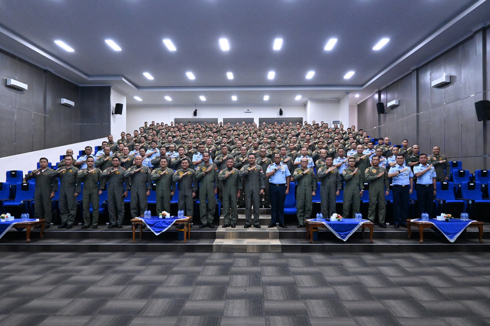 KASAU FOTO BERSAMA DENGAN PESERTA LATIHAN MOT 2025