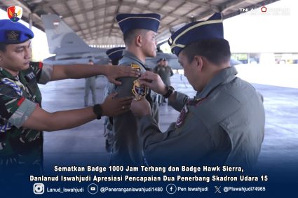 Sematkan Badge 1000 Jam Terbang dan Badge Hawk Sierra, Danlanud Iswahjudi Apresiasi Pencapaian Dua Penerbang Skadron Udara 15